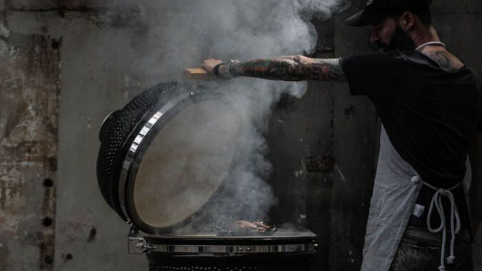 Geopende kamado waar rook uit komt