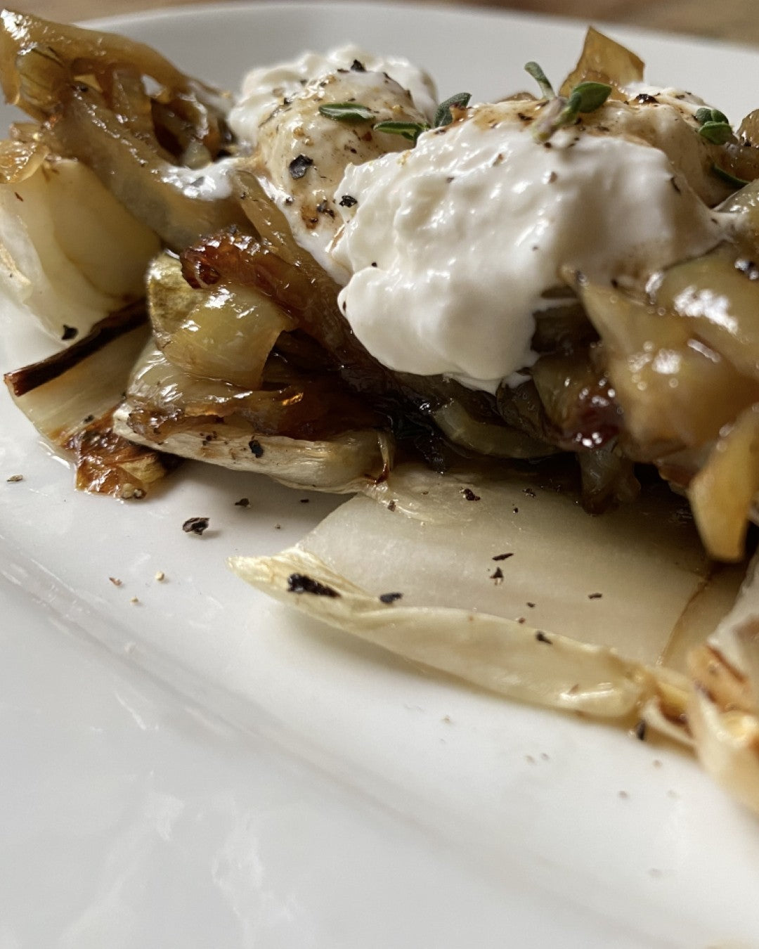 BBQ recept voor gegrilde witlof met uienjam en burrata